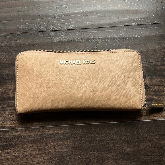 Beautiful Michael Kors wallet - Picture 1 of 6